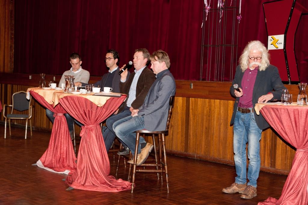 Panelleden Jelmer Chardon, Tjitze Bouma, Bauke de Boer, Bart Henstra en discussieleider Henk Dijkstra (1)kl
